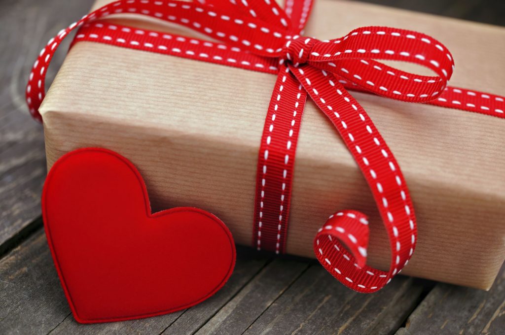 Романтичные подарки для нее (Лучшие идеи на любой возраст и повод)
